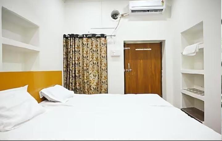 The Hotel Ambassador Inn Varanasi Exterior foto